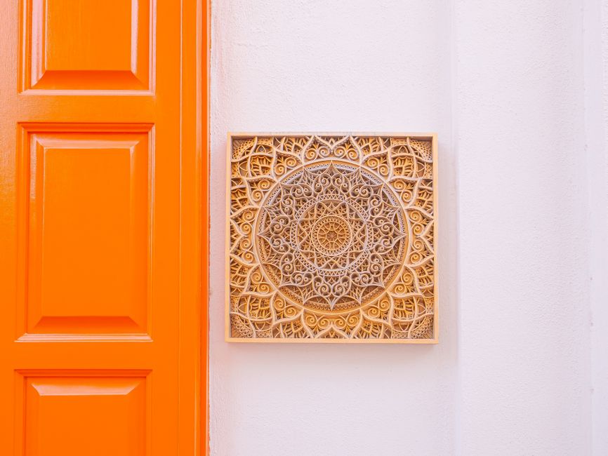 Mandala in warme herfstkleuren op houten vloer Mandala in warme herfstkleuren op houten vloer
