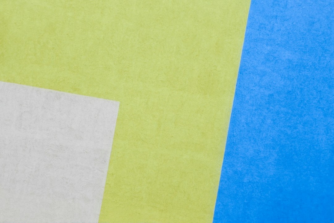 Okergele gordijnen in zonnige woonkamer. Okergele gordijnen in zonnige woonkamer.